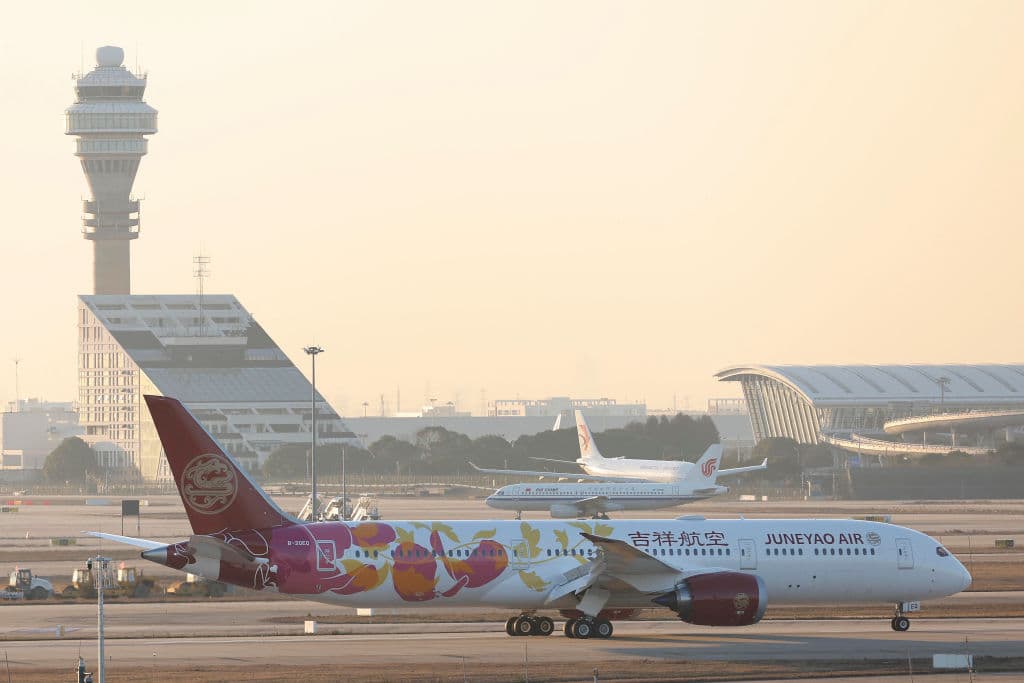 Dos pasajeras encierran a una bebé que lloraba en el baño de un avión "para educarla"