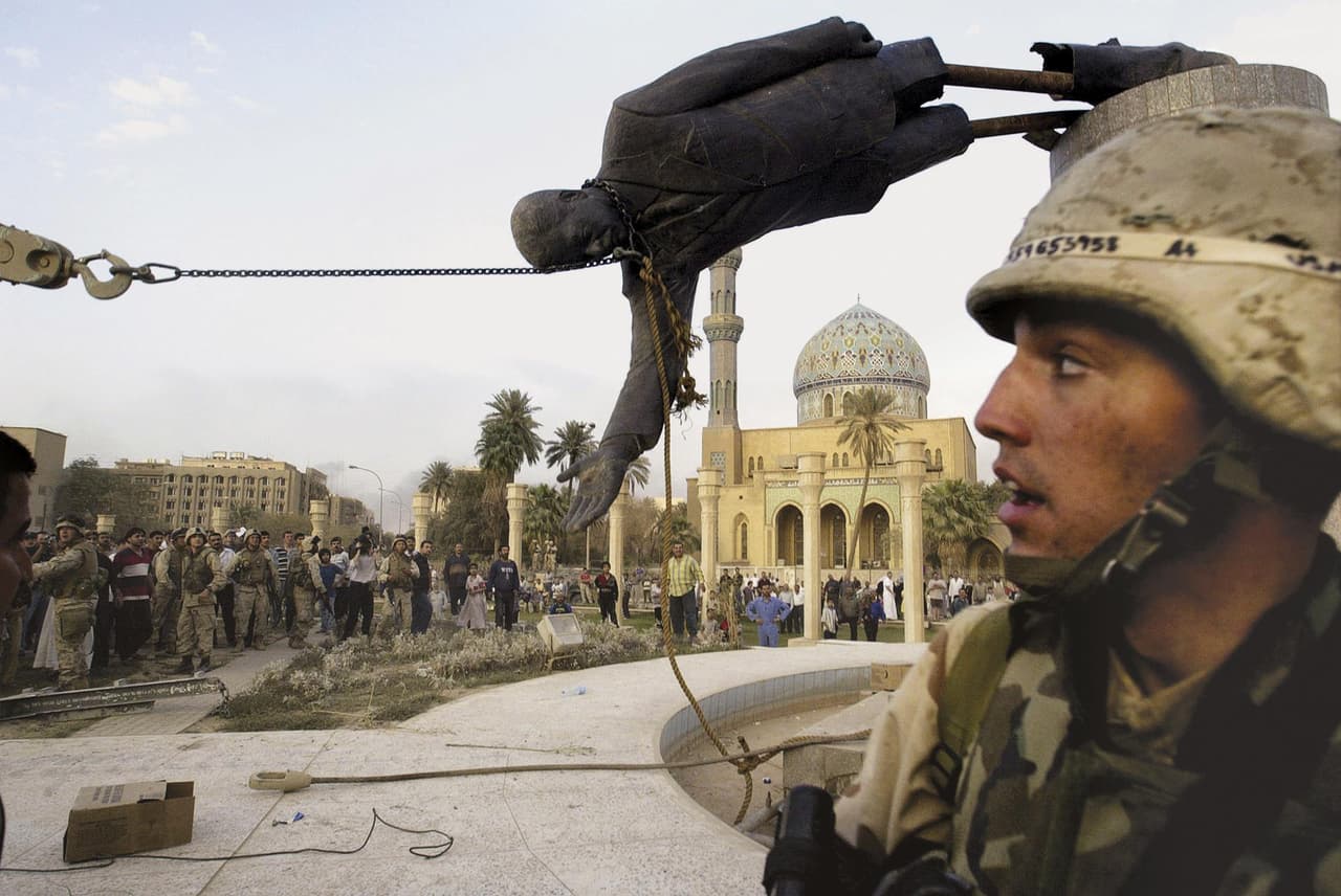 Otra fotografía icónica es esta en la de los civiles iraquíes y los soldados de Estados Unidos 
<b>derribando una estatua de Saddam Hussein</b> en Bagdad, el 9 de abril de 2003.