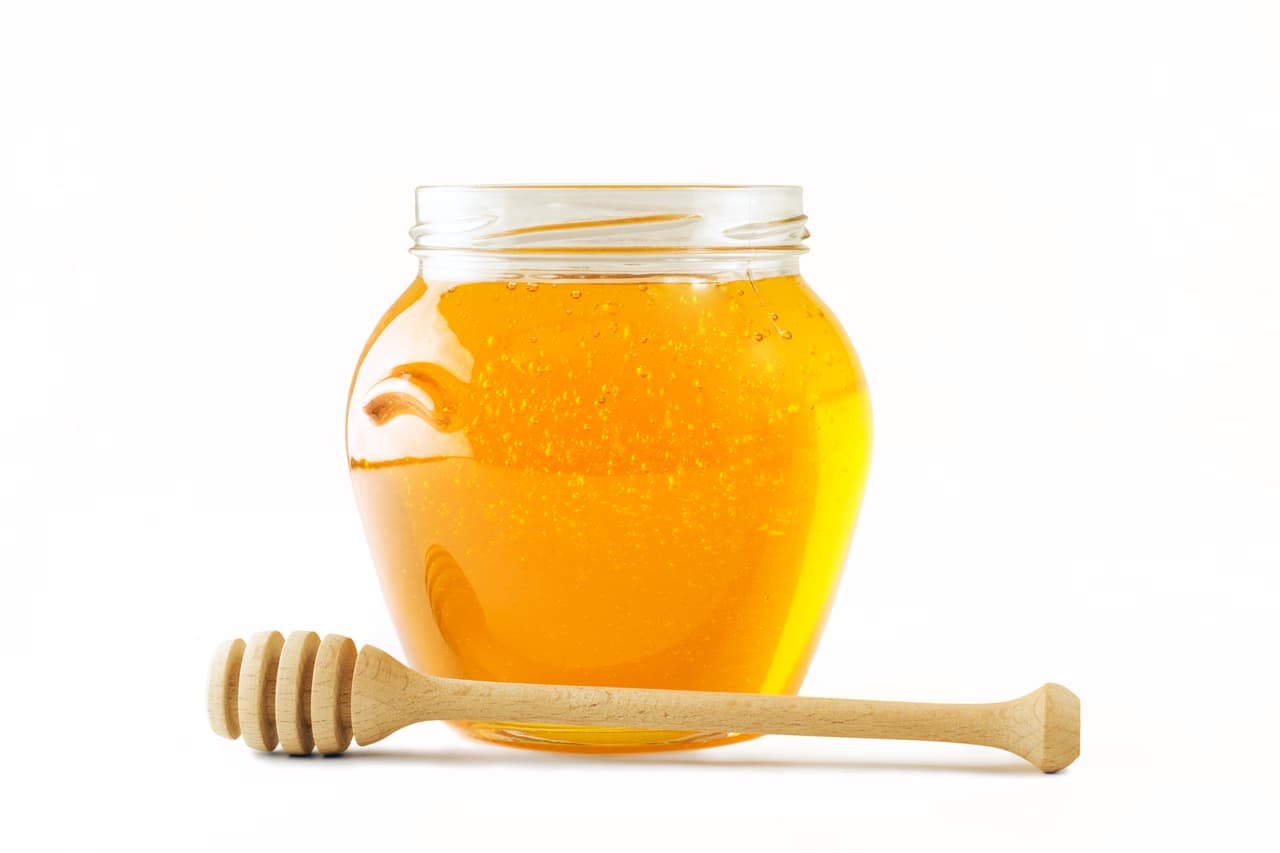 Comienza con miel de abejas, metiendo un poco en el interior del coquito.