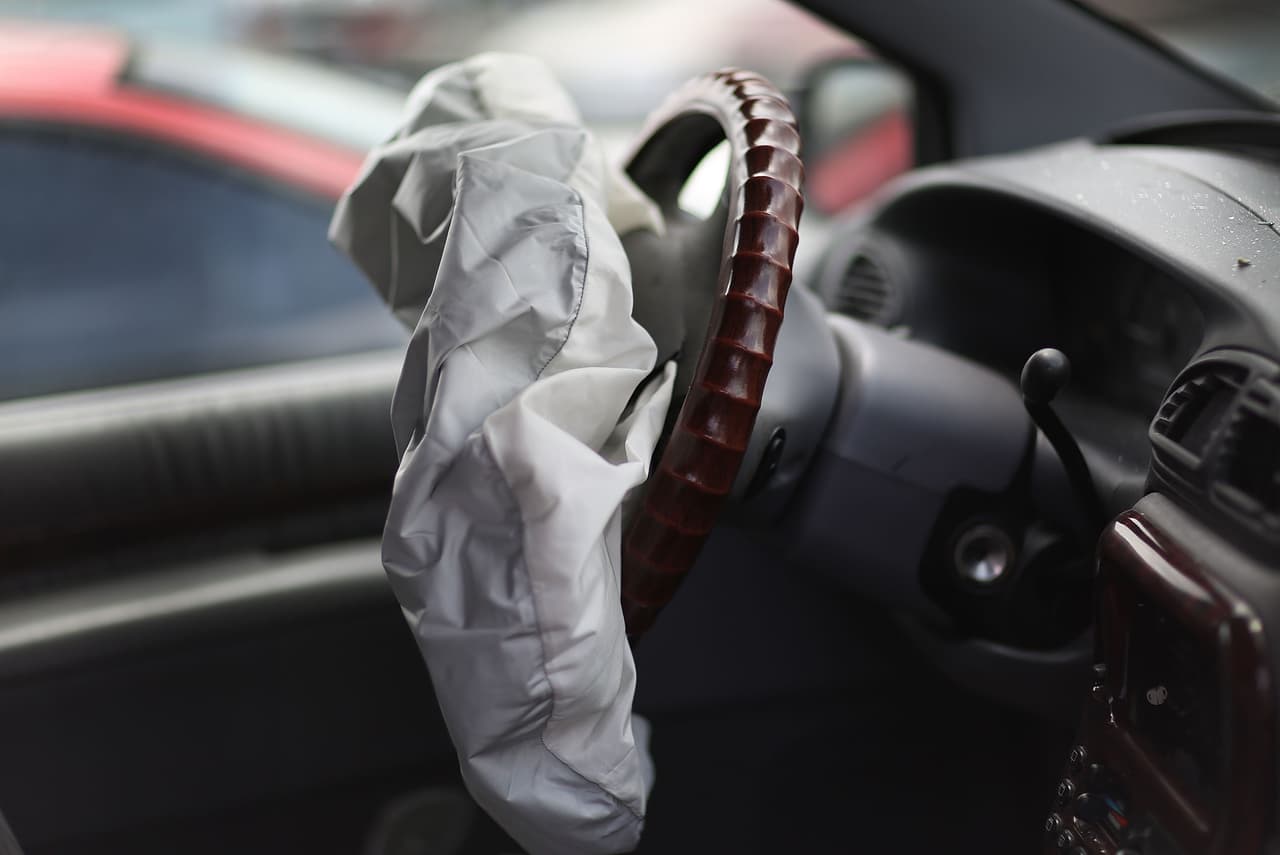 Si conduces un carro fabricado entre 2002 y 2018, sus bolsas de aire podrían ser un peligro para ti. Te contamos por qué