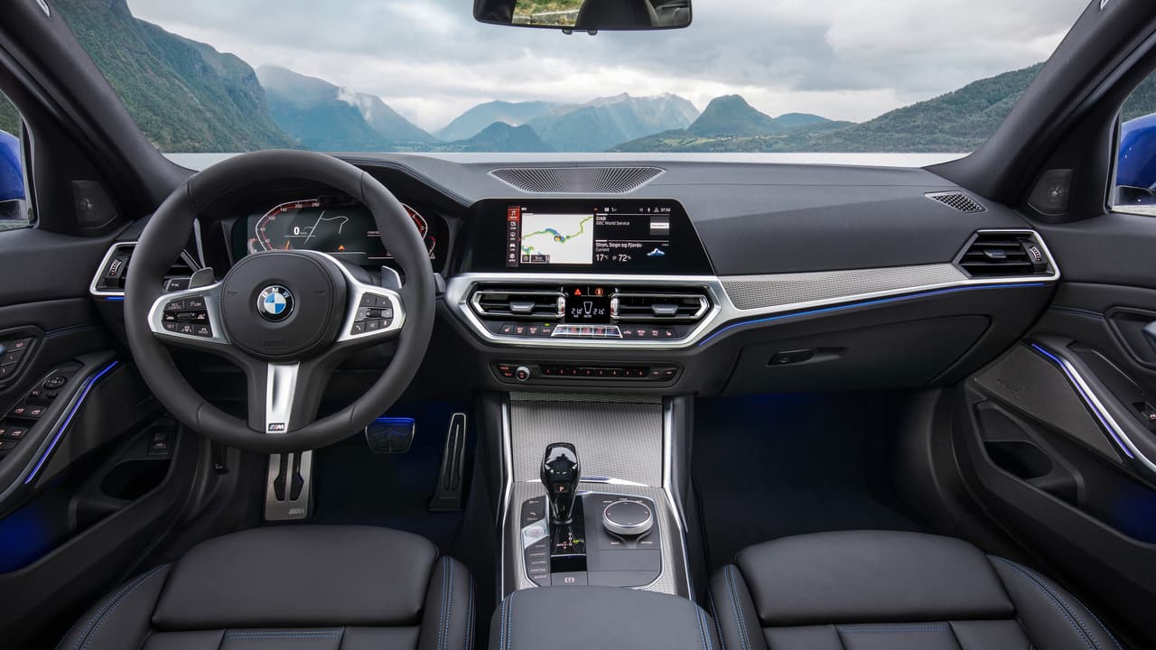 El tablero de instrumentos de la séptima generación del BMW Serie-3 toma los elementos básicos del modelo anterior pero los limpia y estiliza convirtiendo lo que antes are un amasijo de volúmenes encajados a la fuerza es
<b> un conjunto armónico y hermoso</b>. ¡Excelente mejora!