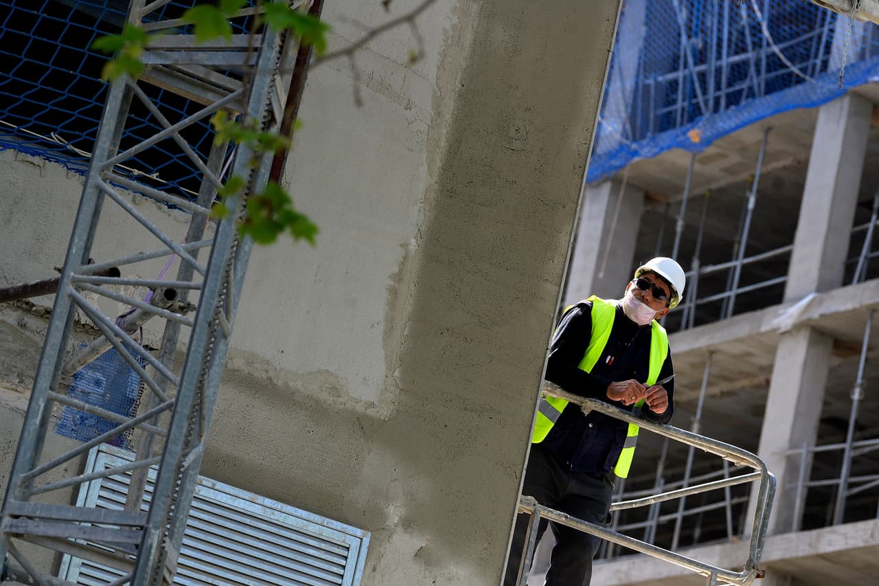 Son muchos los trabajadores de la construcción que tampoco se detienen por las condiciones de clima extremo.