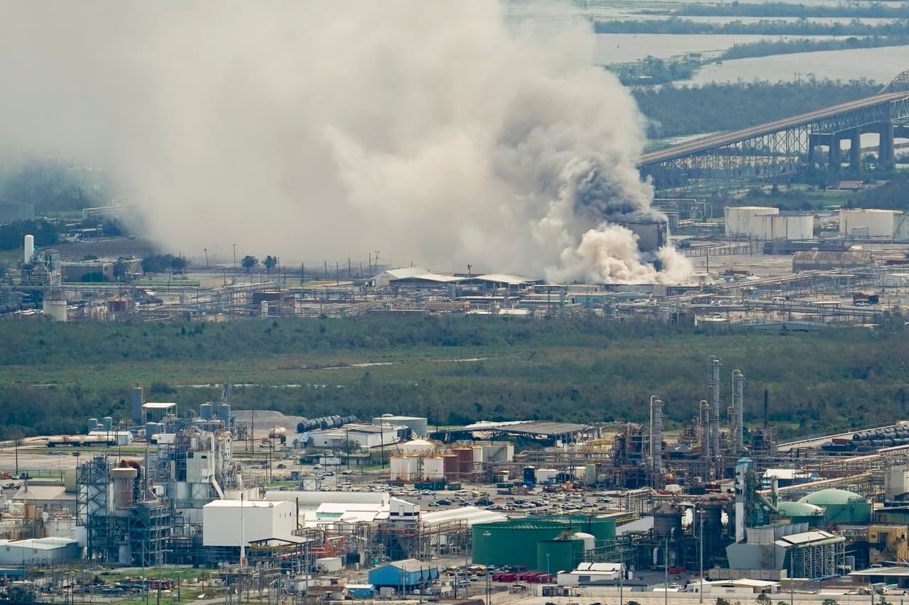 Una planta de químicos comenzó a incendiarse después del paso de Laura por Lake Charles. Esta imagen muestra el humo que salía de la fábrica, dedicada a elaborar productos de limpieza a base de coro.