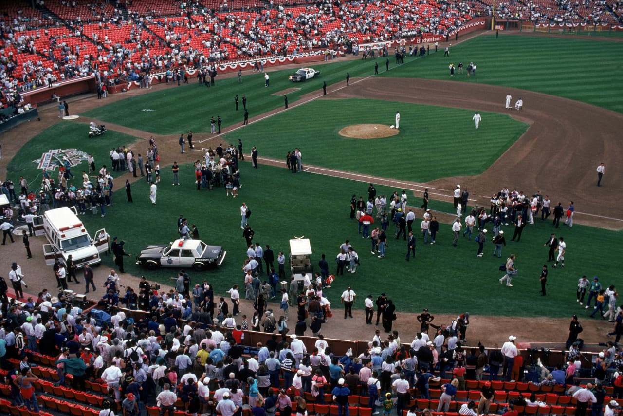 El terremoto de Loma Prieta sacudió la Bahía de San Francisco en punto de las 5:04 pm del 17 de octubre de 1989. En ese momento se llevaba a cabo el tercer juego de la Serie Mundial entre dos equipos locales: los Atléticos de Oakland y los Gigantes de San Francisco en el Candlestick Park. La serie se reanudó el 25 de octubre y los A's se coronaron campeones de las Grandes Ligas.