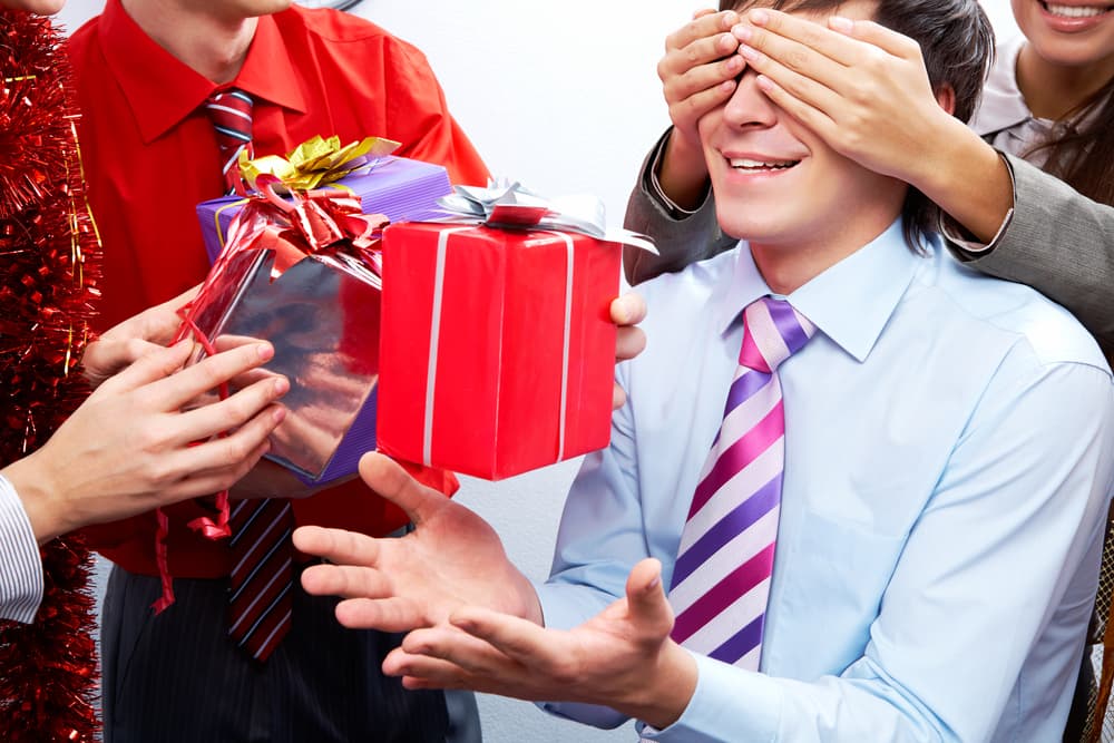 La otra parte no debe saber lo que se está “tramando”. Una vez en el encuentro llegará el momento de la reconciliación, con un regalo, unas flores u otro detalle y en presencia de los demás amigos realizar la segunda proposición como si fueran novios que se están prometiendo matrimonio: “¿Deseas volver conmigo para juntos ser muy felices?”.