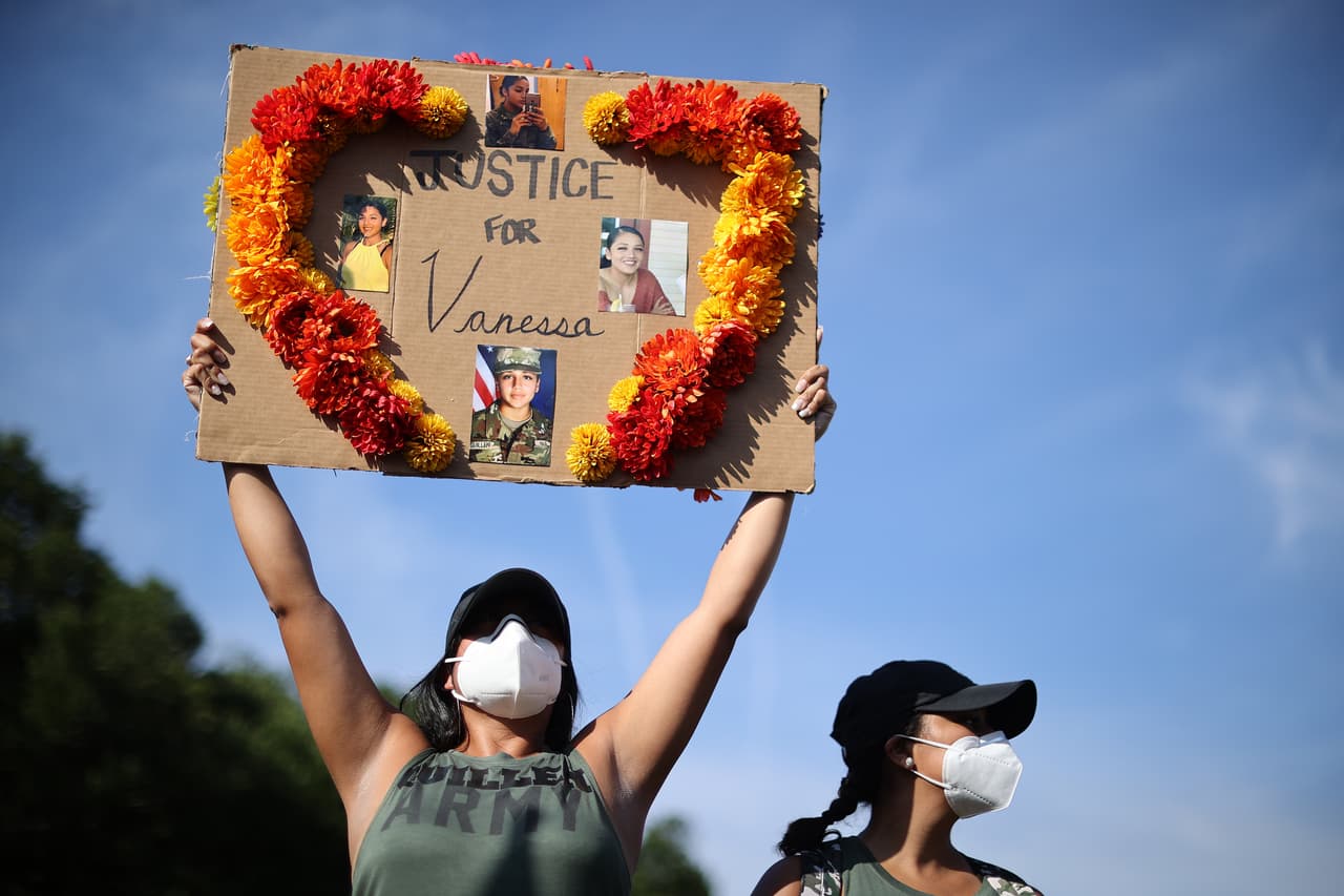 La base militar Fort Hood ha sido eje de controversia tras la 
<a href="https://www.univision.com/local/austin-kakw/una-nueva-desaparicion-y-4-soldados-muertos-desde-el-caso-de-vanessa-guillen-en-fort-hood-video"><b>desaparición y muerte de varios soldados</b></a>, entre ellos 
<a href="https://www.univision.com/temas/vanessa-guillen"><b>Vanessa Guillén</b></a>, 
<a href="https://www.univision.com/local/austin-kakw/el-ejercito-los-declaro-desertores-pero-luego-encontraron-sus-cadaveres-los-casos-de-gregory-morales-y-dakota-stump"><b>Gregory Wedel-Morales</b></a> y 
<a href="https://www.univision.com/local/austin-kakw/familias-de-vanessa-guillen-y-elder-fernandes-convocan-protesta-frente-a-base-militar-fort-hood"><b>Elder Fernandes</b></a>. Tanto Fernandes como Guillén habían denunciado acoso sexual antes de desaparecer.