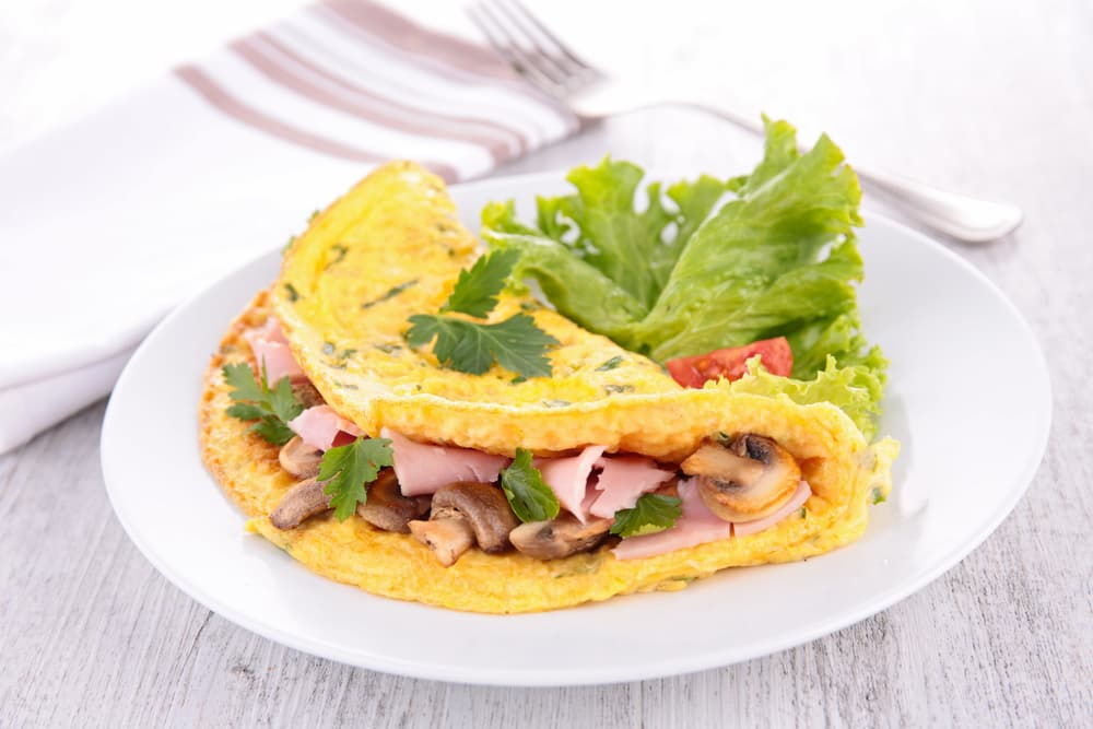 Comer proteínas por la mañana acelera el metabolismo, lo que ayuda a adelgazar. Esta 
<a href="https://www.univision.com/noticias/recetas-reto-28/omelette-de-champinones-y-pavo-reto-28">omelette de pavo y champiñones</a> está repleta de ellas, por eso es un desayuno muy conveniente para bajar de peso. 
<br>