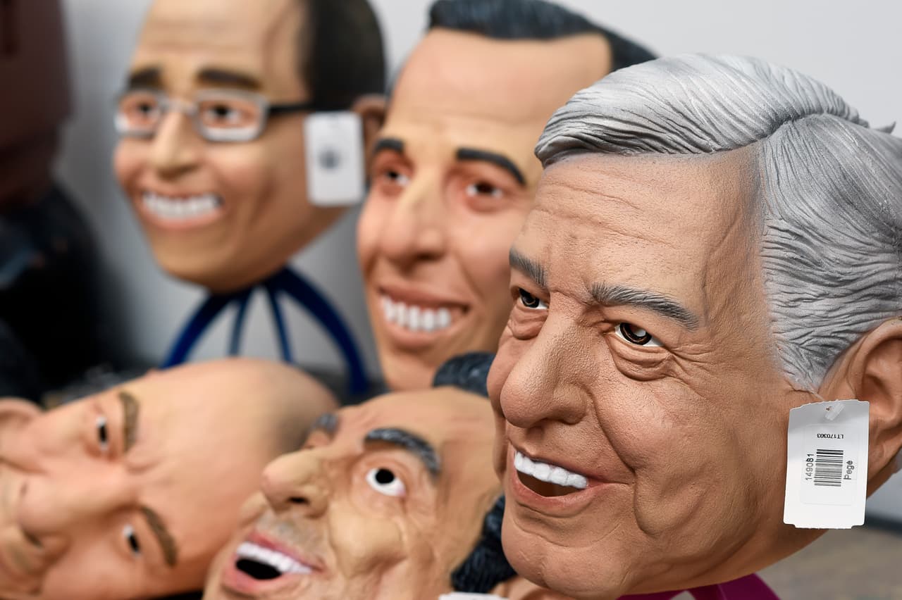 En el céntrico estado de Morelos, una fábrica de máscaras tiene el rostro de López Obrador entre sus productos en venta.