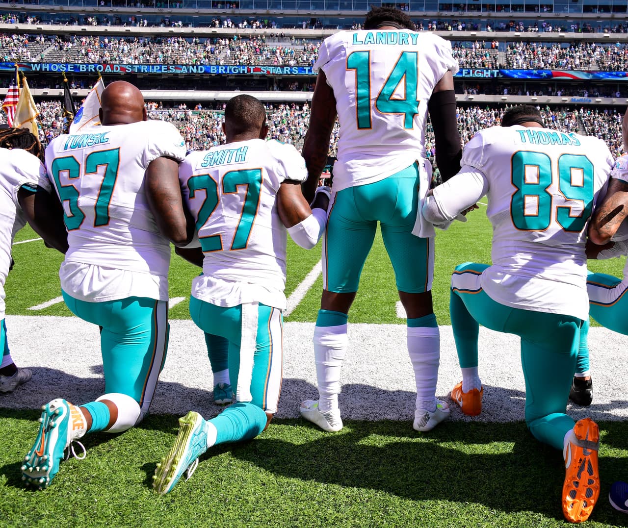 ¿Efecto Trump? NFL analizará qué hacer con las protestas de jugadores que se hincan durante el himno