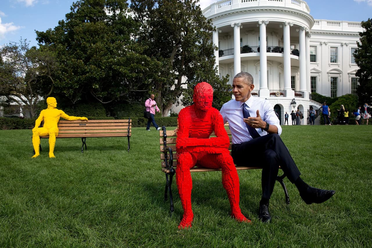 <b>3 de octubre</b>. Durante el evento South by South Lawn, basado en el famoso festival 
<a href="https://www.sxsw.com/"><u>South by Southwest en Austin, Texas</u></a>. Antes de la comida, el presidente miraba la instalación por la ventana del Despacho Oval y le dijo a Souza: “Hey Pete, vamos a hacer una foto con los hombres de Lego”. El evento celebró la cultura digital, a los nuevos creadores de distintas disciplinas y a los emprendedores cuya contribución es significativa para Estados Unidos y para el mundo.