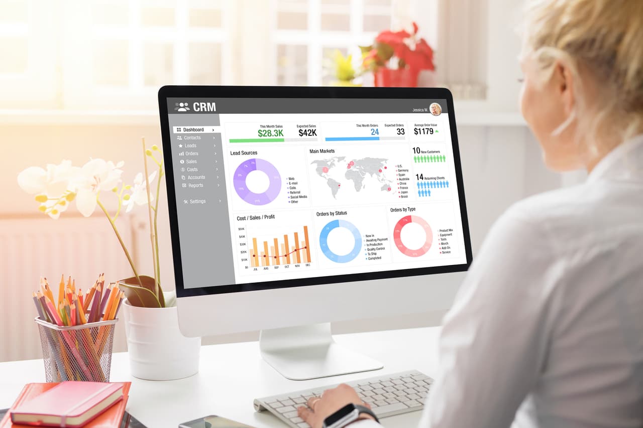 <b>Puesto 23: Jefes de operaciones de ventas</b>
<br>
<br>
<b>A qué se dedican:</b> lideran departamentos que optimizan el proceso de ventas para aumentar la efectividad e identificar oportunidades de crecimiento.
<br>
<br>
<b>Principales industrias donde han sido contratados:</b> tecnología.
<br>
<br>
<b>Principales lugares donde han sido contratados:</b> San Francisco, Boston y Nueva York.
<br>
<br>
<b>Salario anual:</b> entre 70,000 y 200,000 dólares. 
<br>
<br>
<b>Distribución de género:</b> 26.6% mujeres y 73.4% hombres.
<br>
<br>
<b>Experiencia previa promedio:</b> 12.5 años.
<br>
<br>
<b>Disponibilidad para el trabajo remoto:</b> 16.1%.