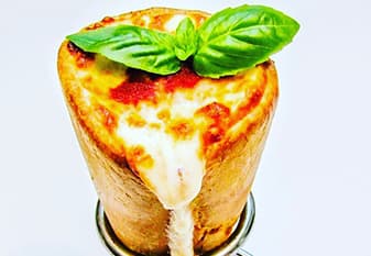 <h3 class="cms-H3-H3">Cono de pizza de queso</h3>
<br>¡Nuestros conos fueron creados para brindar a los consumidores auténtica pizza italiana hecha solo con ingredientes de alta calidad teniendo en cuenta la movilidad!