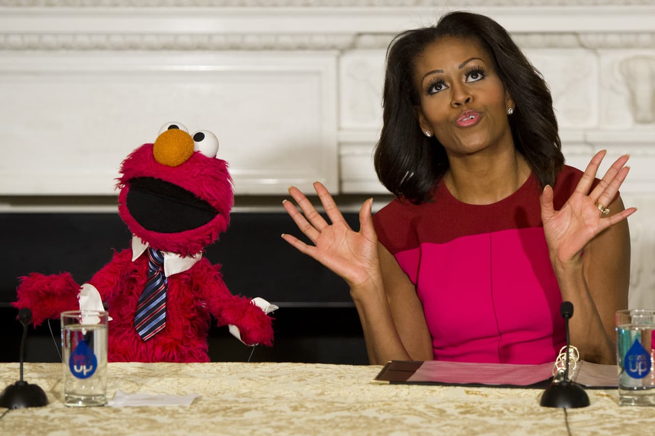 Para promover 
<a href="https://www.whitehouse.gov/the-press-office/first-lady-michelle-obama-launches-lets-move-americas-move-raise-a-healthier-genera"><u>Let’s Move</u></a> grabó un episodio de Sesame Street donde habló sobre 
<a href="https://www.youtube.com/watch?v=RaTMdOeZzVo"><u>cómo comer una dieta balanceada</u></a>. También cantó una canción en rap sobre un tubérculo para el álbum de hip-hop 
<a href="http://www.thedailybeast.com/articles/2013/08/13/michelle-obama-s-rap-album-is-kind-of-embarrassing.html"><u>Songs for a Healthier America</u></a> (Canciones para una América más saludable), en el que participaron artistas como Matisyahu, Ariana Grande y Travis Barker.