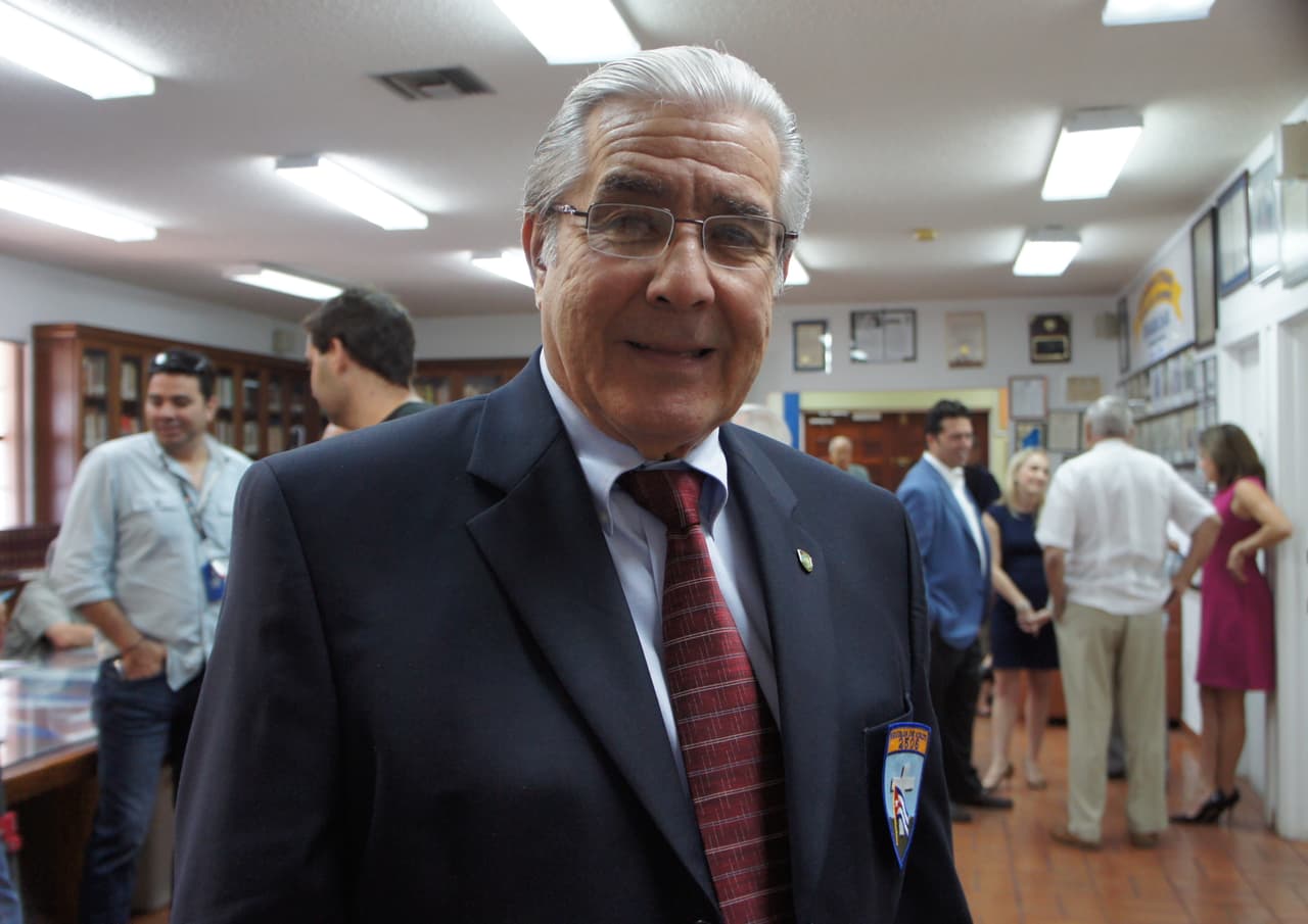 Humberto Díaz, de 74 años, es el presidente de la asociación de veteranos de Bahía de Cochinos. Con solo 18 años formó parte del mayor intento de derrocar por las armas al líder de la revolución cubana Fidel Castro en abril de 1961. Su grupo decidió apoyar a Trump para mostrar su oposición a la decisión del gobierno de Barack Obama de restablecer relaciones diplomáticas con Cuba: "Tuvimos que sacar nuestra opinión a la calle para que la gente sepa que nosotros estamos en contra de todas las negociaciones que se están haciendo con los Castro".