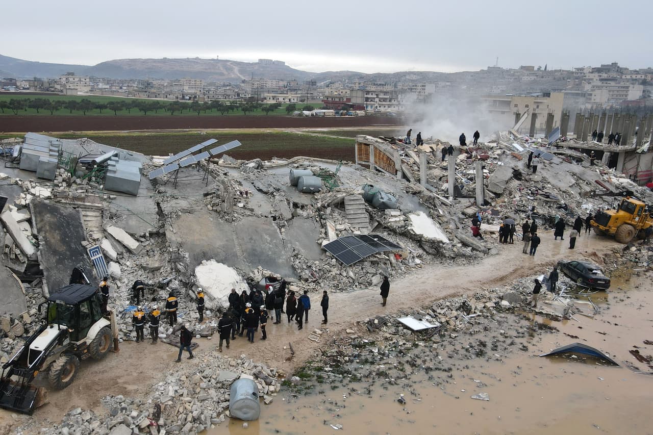Una foto aérea de otra zona de Siria destruida por el sismo. 
<b>Mira también</b>: 
<a href="https://www.univision.com/noticias/mundo/turquia-por-que-fue-tan-devastador-terremoto">Por qué fue tan devastador el terremoto en la frontera de Turquía con Siria </a>
