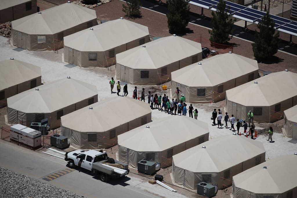 Cómo la salida del Acuerdo Flores le facilita a Trump construir sus "ciudades de carpas" para inmigrantes que piden asilo