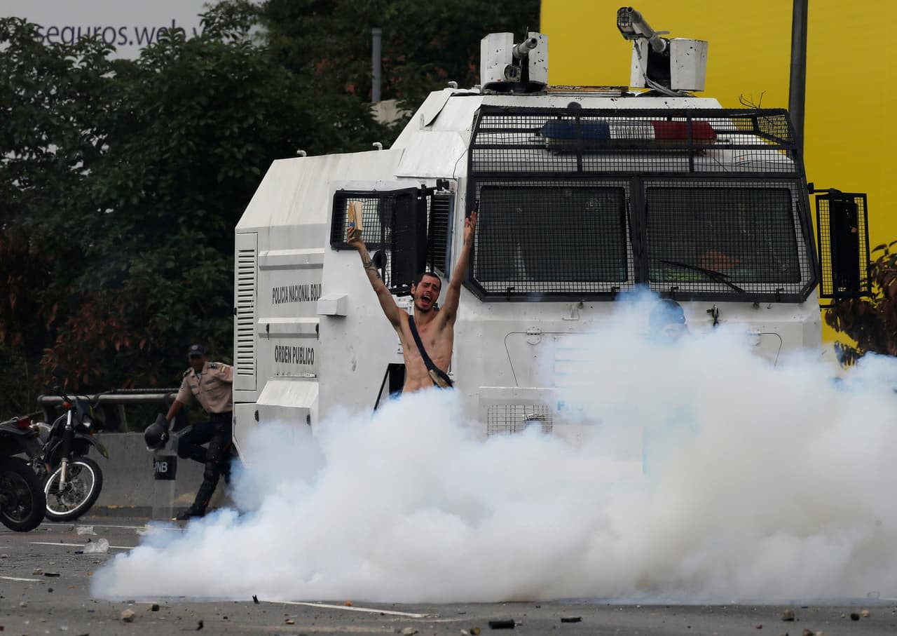 El joven pedía un cese de la violencia en medio de las persistentes protestas opositoras en contra del presidente Nicolás Maduro. (Carlos García Rawlins/Reuters)