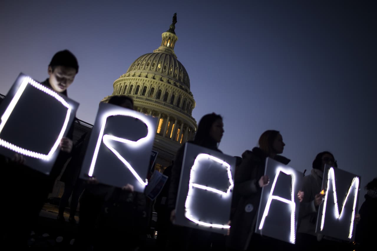 Un juez ordena restaurar DACA y que se puedan aceptar nuevas solicitudes 