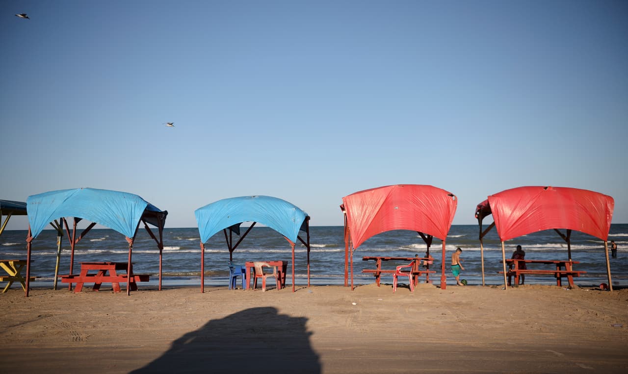 Este lugar en el extremo norte de la costa del estado mexicano de Tamaulipas apareció súbitamente en los mapas en 1848, 
<a href="https://www.univision.com/noticias/politica/en-fotos-la-ultima-vez-que-estados-unidos-envio-tropas-a-mexico-fotos">cuando se trazó la frontera durante la guerra méxico-estadounidense</a>. Según explicó el historiador Andrés Cuellar a la agencia AP, el área fue puerto de salida del algodón sureño estadounidense durante la guerra de secesión y resurgió varias veces de sus ruinas después de huracanes.