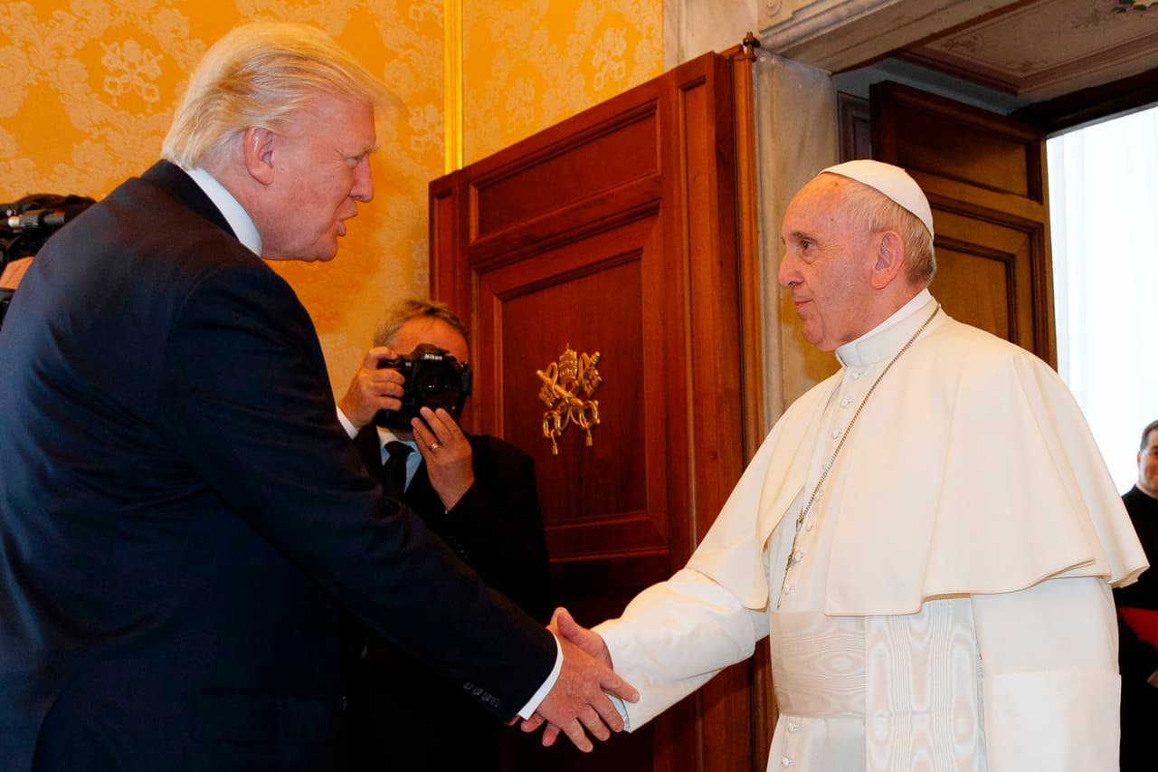 Francisco lo recibió con un "welcome" (bienvenido), a lo que Trump respondió "es un honor".