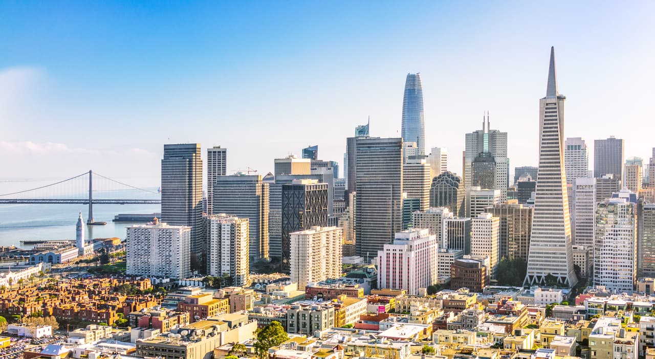 <h2 class="cms-H2-H2">1. San Francisco-Oakland-Berkeley, California</h2>
<br>
<br>🏡
<b> Ingreso anual requerido (después de impuestos): </b>$84,026
<br>
<br>🏡 
<b>Gastos básicos: </b>$42,013
<br>
<br>🏡 
<b>Gastos discrecionales: </b>$25,208
<br>
<br>🏡 
<b>Deudas y/o ahorro: </b>$16,805