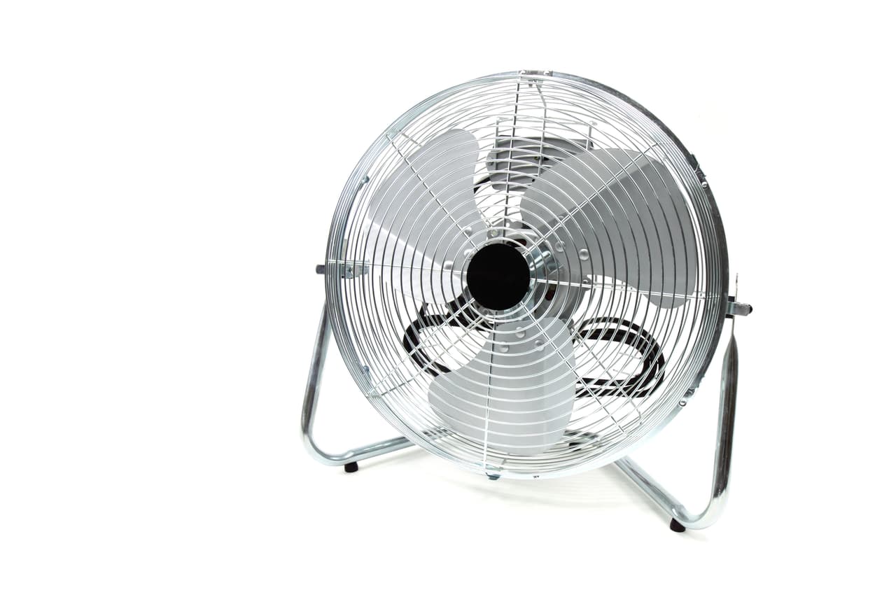 Se recomienda que las personas pasen más tiempo en lugares con aire acondicionado. El aire acondicionado en las casas y otros edificios reduce notablemente el peligro del calor. Si no hay aire acondicionado, busca un área con muchos árboles.