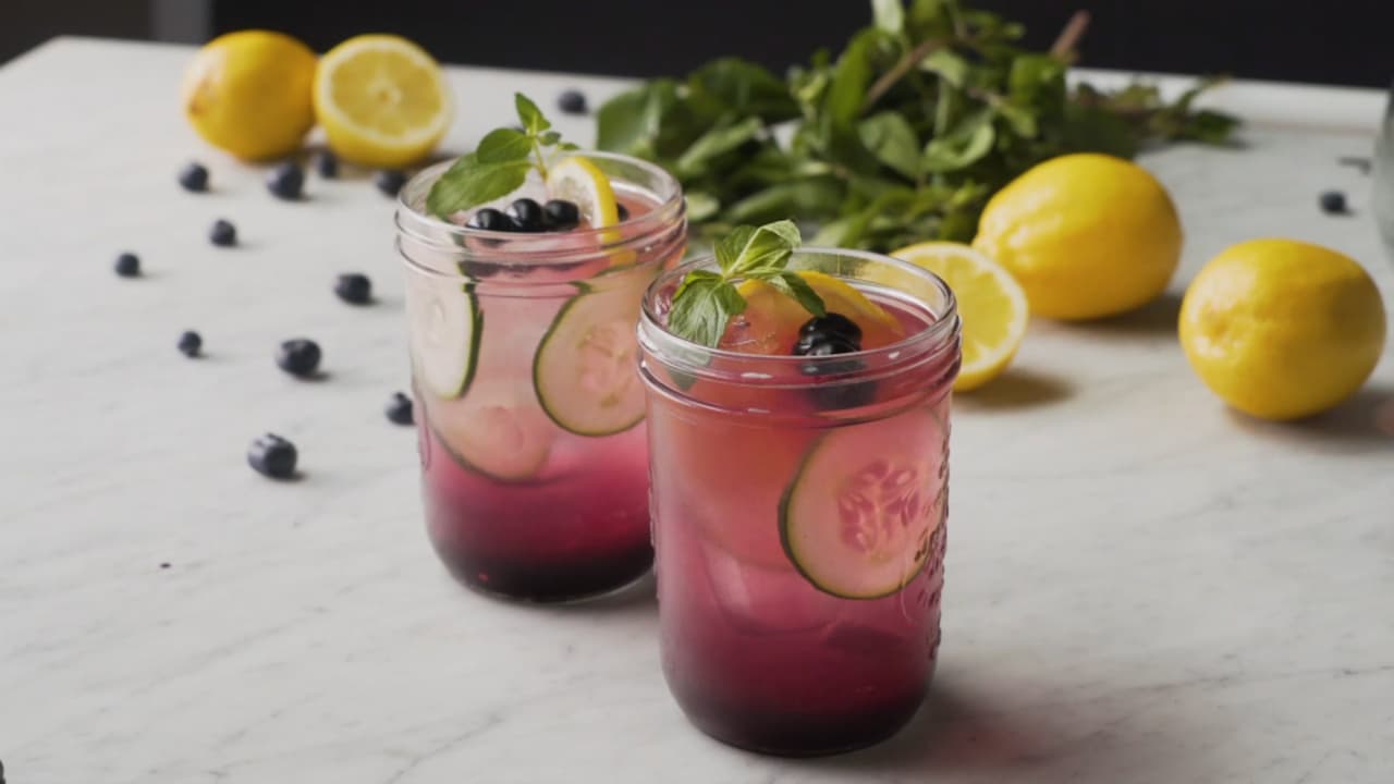 Gin de blueberries con pepinos