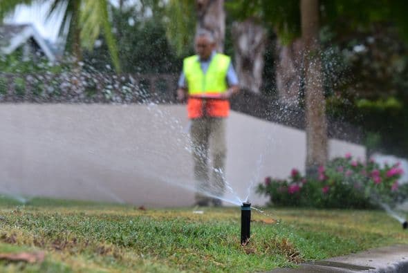 Residentes de Bakersfield podrían enfrentar penalidades por regar sus jardines