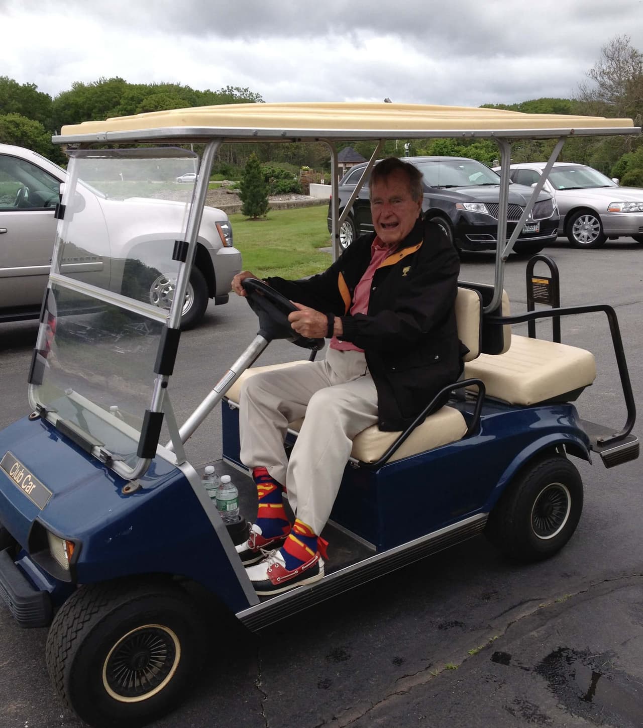 Aquí, posando en un carrito de golf con sus medias con motivos de Superman, el histórico superhéroe.