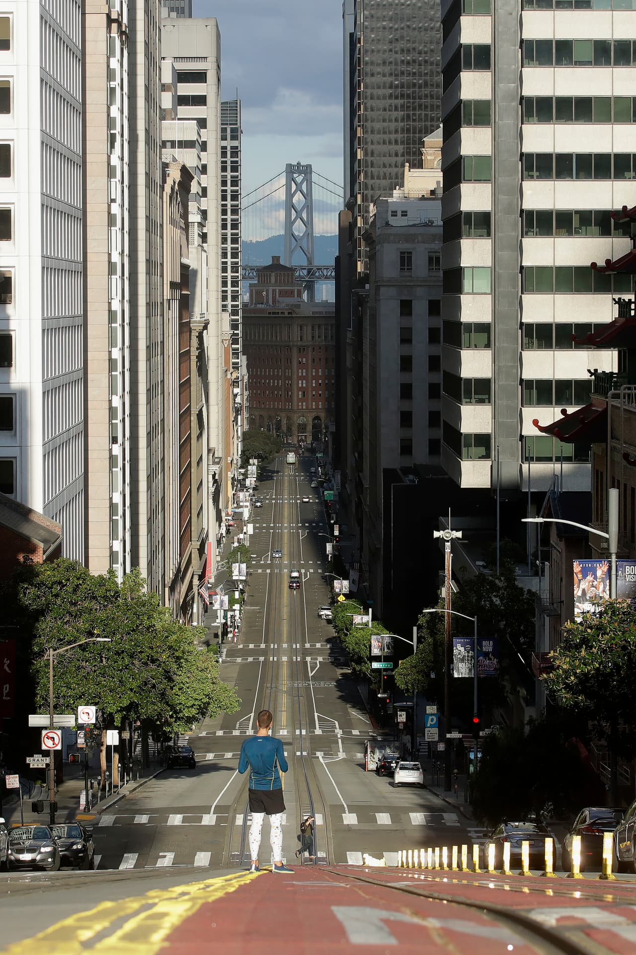 El toque de queda decretado para los 40 millones de residentes de California obliga a las personas a permanecer en sus casas el mayor tiempo posible y solo salir 
<a href="https://www.univision.com/local/san-francisco-kdtv/coronavirus-estos-son-los-trabajos-actividades-y-negocios-esenciales-permitidos-bajo-el-toque-de-queda" target="_blank">para realizar actividades "esenciales".</a> El gobernador Gavin Newsom dijo estará vigente de forma indefinida.