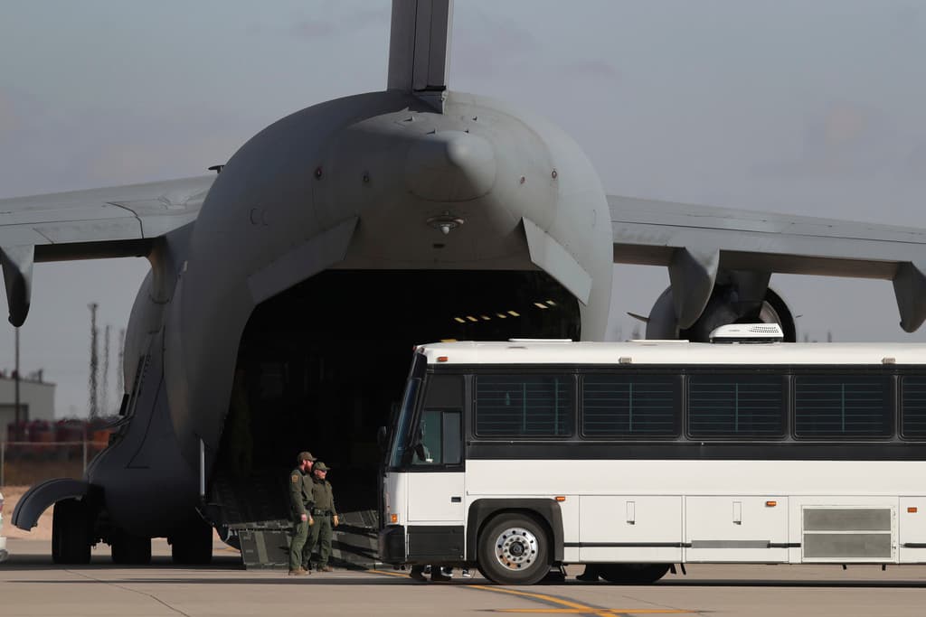 5 claves sobre qué contempla y qué ha pasado con la ley invocada por Trump para acelerar las deportaciones