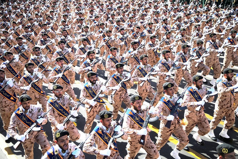 A estas advertencias, se sumaron también las amenazas más directas de las Fuerzas Armadas y de los Guardianes de la Revolución, blancos del atentado de Ahvaz. Los Guardianes auguraron "una venganza mortal e inolvidable en un futuro próximo" a los autores del ataque, y aseguraron que no escatimarán esfuerzos "para perseguir y castigar a los criminales en la geografía de la región y más allá".
<br>