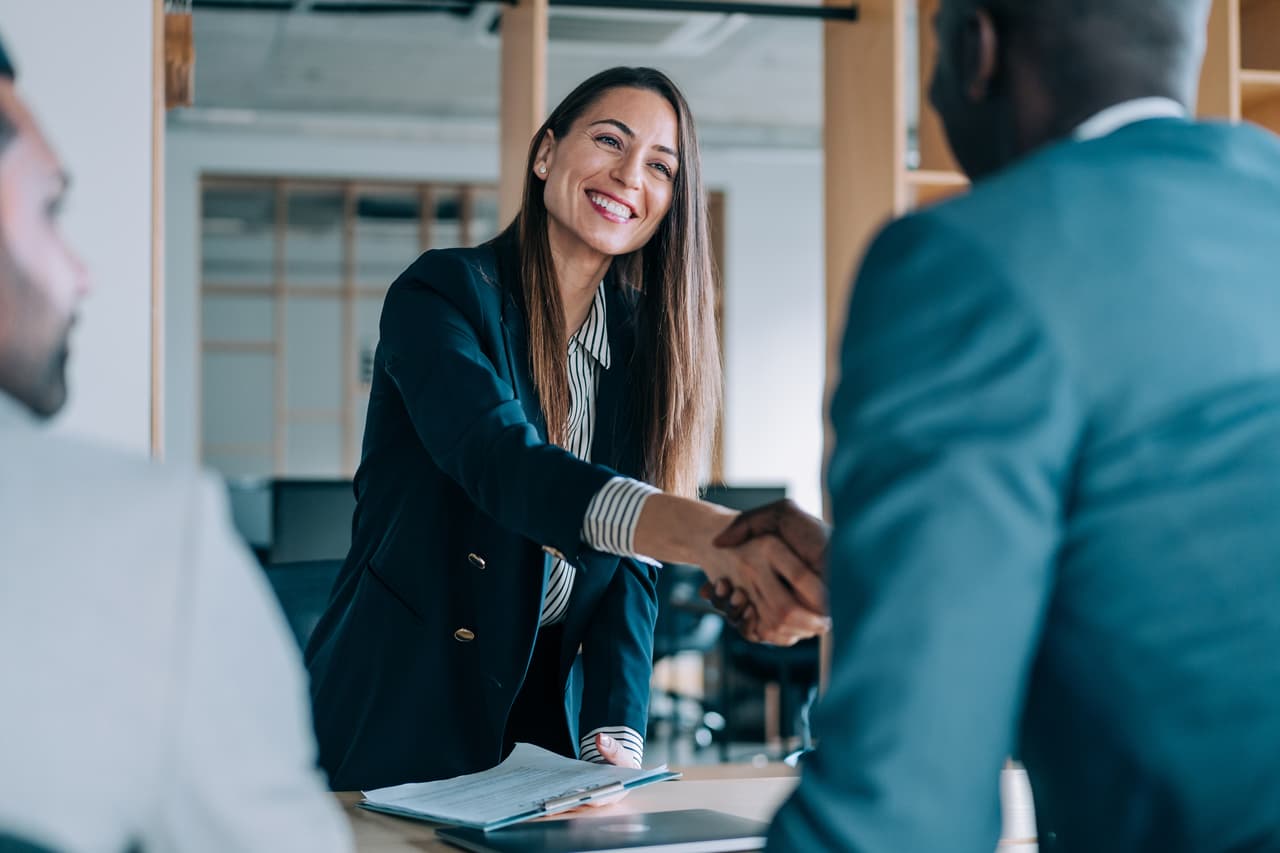 <h3 class="cms-H3-H3">7. Recursos Humanos</h3>
<br>
<br>Los departamentos de Recursos Humanos han sido una parte importante en las organizaciones y compañías desde los años sesenta; pero, a raíz de la pandemia, este sector ha registrado un mayor crecimiento. Las opciones como el trabajo a distancia o los modelos híbridos han influido en la labor de un especialista en recursos humanos.
<br>
<br>📌 
<b>Salario promedio por año:</b> $70,838
<br>
<br>📌 
<b>Habilidades requeridas: </b>Estupenda habilidad para comunicarse, aptitudes para resolver problemas, excelente organización y capacidad para desarrollar y ejecutar estrategias. 
<br>