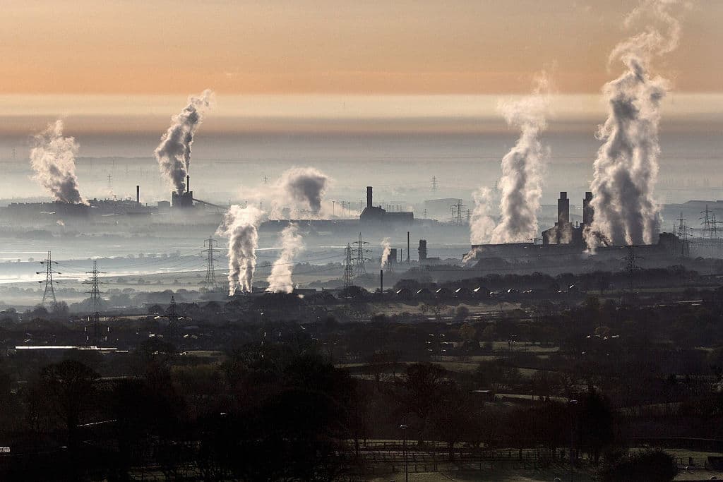 <b>7)</b> 
<b>Contaminación</b>
<br>Según una reciente encuesta de la Universidad de Berkeley, 8 de cada 10 votantes dicen estar preocupados por la contaminación del aire, que, al igual que el calentamiento global. Un estudio de USC reveló que la contaminación del aire y el estrés contribuyen a que las mujeres hispanas de Los Ángeles tengan bebés con bajo peso al nacer. Los votantes dicen que buscan un candidato que apoye la adopción de medidas que ayuden a mejorar la calidad del aire y la crisis climática.