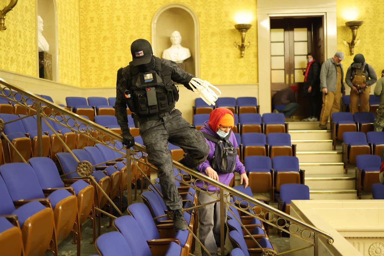 <b>Objetos sospechosos de los atacantes</b>
<br>
<br>Aunque no está claro cómo la toma del Congreso detendría la confirmación de la victoria de Joe Biden, uno de los asaltantes fue fotografiado llevando un grupo de esposas plásticas. Su nombre es Eric Gavelek Munchel y enfrenta 11 cargos criminales por el incidente.