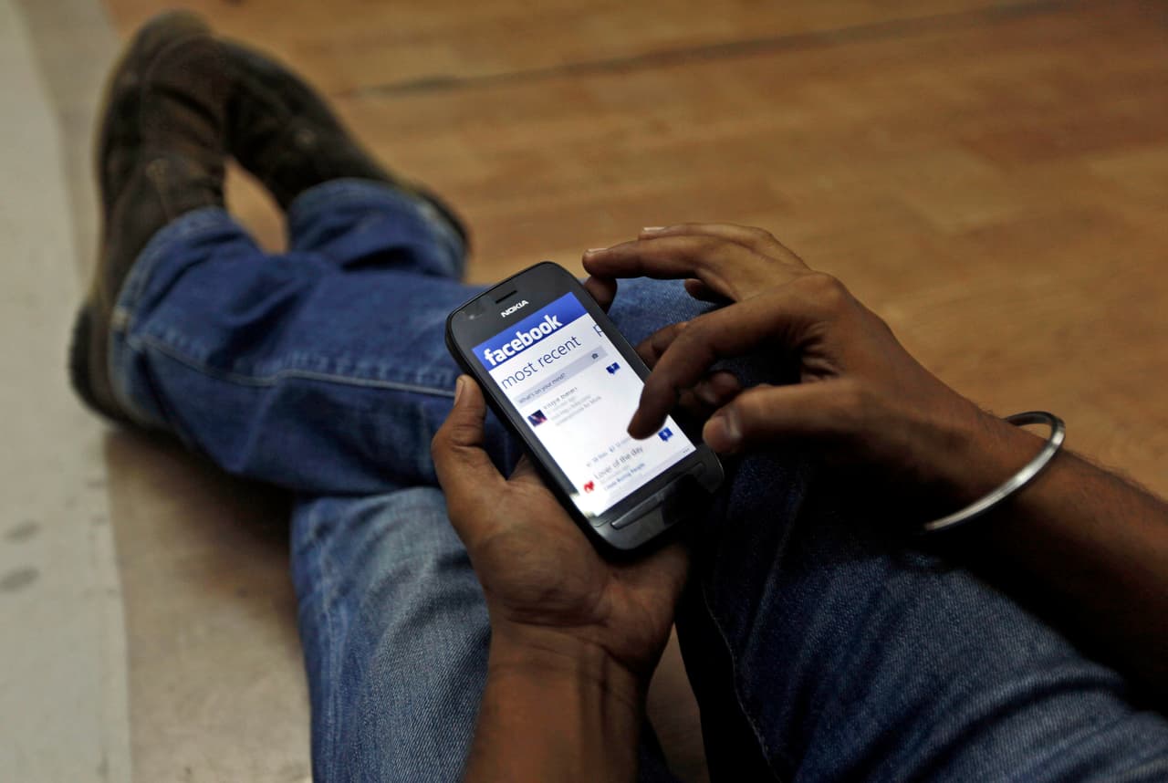 <b>Mil millones de usuarios, octubre de 2012.</b> Facebook alcanzó un billón de usuarios activos mensuales. La compañía ahora toca a una de cada siete personas en el planeta, lo que emociona a los inversionistas, y avanza hacia el dominio de Internet.