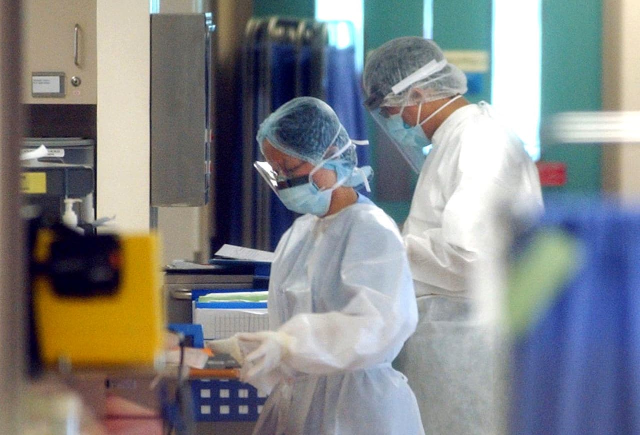 Discuta cómo cuidarán a aquellos con mayor riesgo de presentar complicaciones graves, como los ancianos, los niños o personas con padecimientos crónicos.