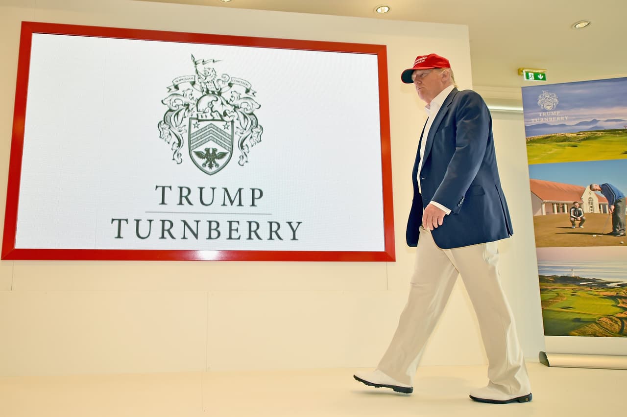 <b>Trump Turnberry. Turnberry, Escocia. </b> Es uno de los clubes de golf del presidente electo ubicado fuera de Estados Unidos. Por esta propiedad pasó Donald Trump durante sus campaña en las elecciones primarias del Partido Republicano donde dio su apoyo a la salida del Reino Unido a la Comunidad Económica Europea. Seis empresas domiciliadas en Turnberry, Escocia, aparecen en la declaración financiera ante la Comisión Federal de Elecciones del presidente electo.