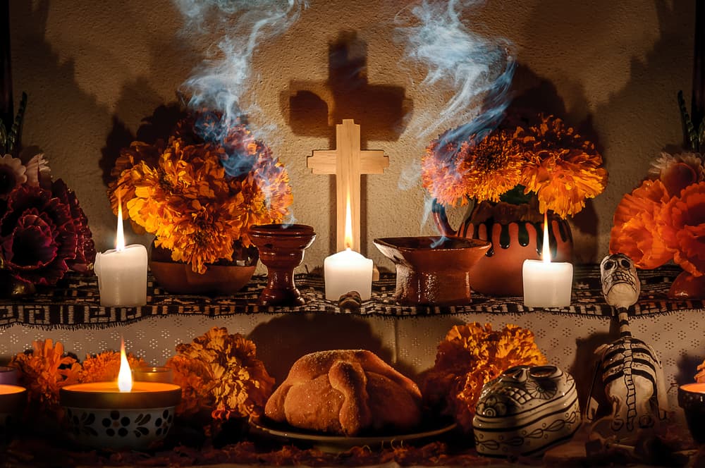 Se suelen agregar también elementos religiosos, como crucifijos, rosarios e imágenes de santos (como los predilectos del difunto). Se pueden colocar las flores, los cirios y hasta las frutas y otros elementos de la ofrenda en forma de cruz.