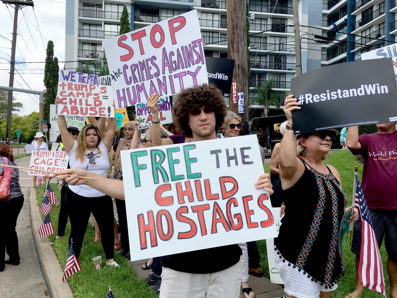 <b>“Liberen a los niños rehenes”, “detengan los crímenes contra la humanidad” y “los campamentos de Trump = abuso de niños”</b>, son algunos de los mensajes que se ven en los carteles de quienes protestaron frente a las oficinas del senador republicano John Cornyn en Houston, Texas. Cientos personas participaron en la manifestación ‘Close the Camps’ (cierren los campamentos), realizada en varias ciudades de EEUU. Los manifestantes criticaron la detención de niños migrantes y el trato "inhumano" que reciben estos niños mientras están encerrados en las instalaciones del gobierno.