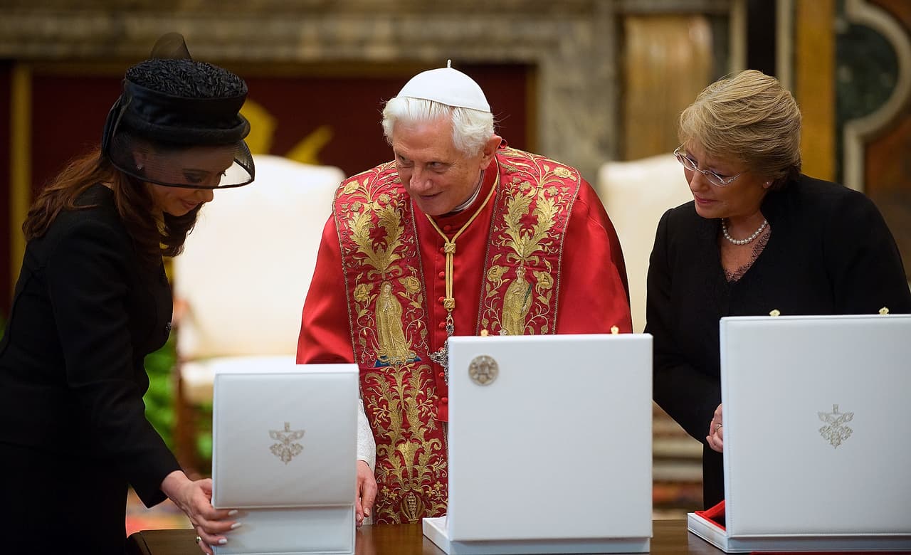 En esta imagen de 2009, las entonces presidentas de Argentina y Chile, Cristina Fernández y Michelle Bachelet, son recibidas por Benedicto XVI en el salón Clementino de El Vaticano.