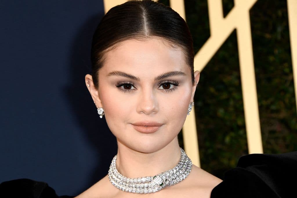 <b>Selena Gomez</b>
<br>La ex estrella Disney brilló en los premios SAD de 2022 con un collar de la casa de lujo Bvlgari (la 
<a href="https://www.univision.com/estilo-de-vida/moda/eiza-gonzalez-es-la-primera-latina-en-representar-bulgari-6-hermosas-joyas-que-ha-usado">joyería que eleigió a Eiza Gonzalez como su embajadora</a>), el cual contenía más de 200 quilates de diamantes.