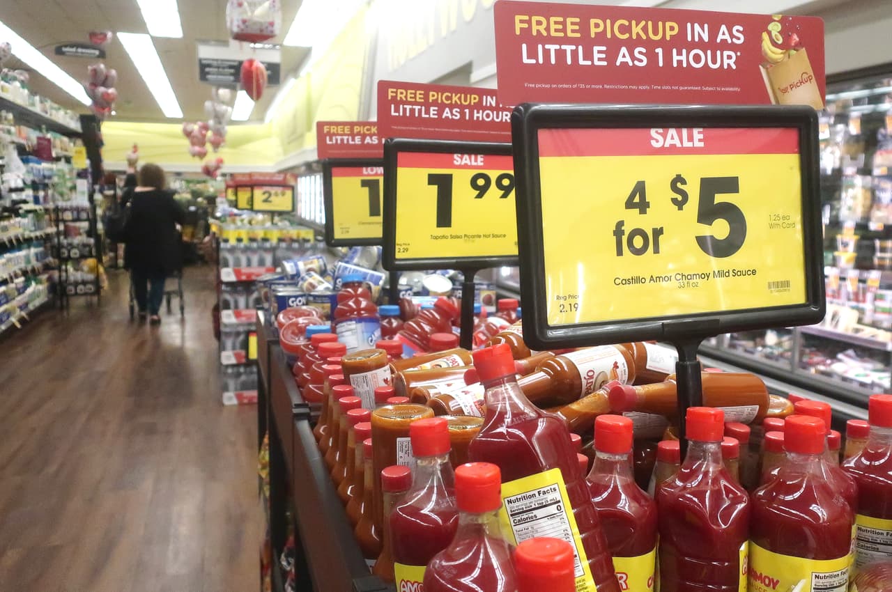 Los datos 
<a href="https://www.univision.com/noticias/dinero/inflacion-marzo-2023-ipc-indice-precios-consumidor">más recientes sobre la inflación</a>, difundidos el pasado 12 de abril, han dado un respiro a los consumidores al situarse en un 5%, un índice menor al esperado. Pero el precio de productos específicos ha registrado cambios distintos. Estos son los artículos y servicios que más han aumentado su precio según el reporte del Índice de Precios al Consumidor (Consumer Price Index, CPI) que elabora la Oficina de Estadísticas del Trabajo de Estados Unidos, de acuerdo con el análisis del sitio 247WallSt.com.