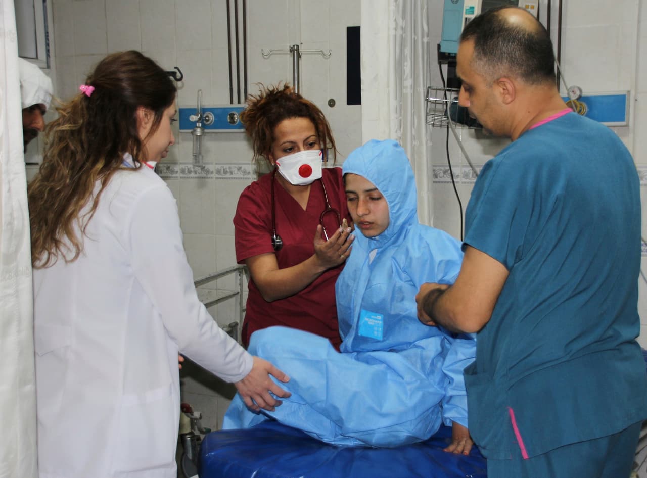 Médicos turcos atienden a una víctima en un hospital de Reyhanli, Hatay, Turquía. El secretario de Exteriores británico Boris Johnson había afirmado que "todas las pruebas" apuntan a Al Asad como responsable del ataque químico.
