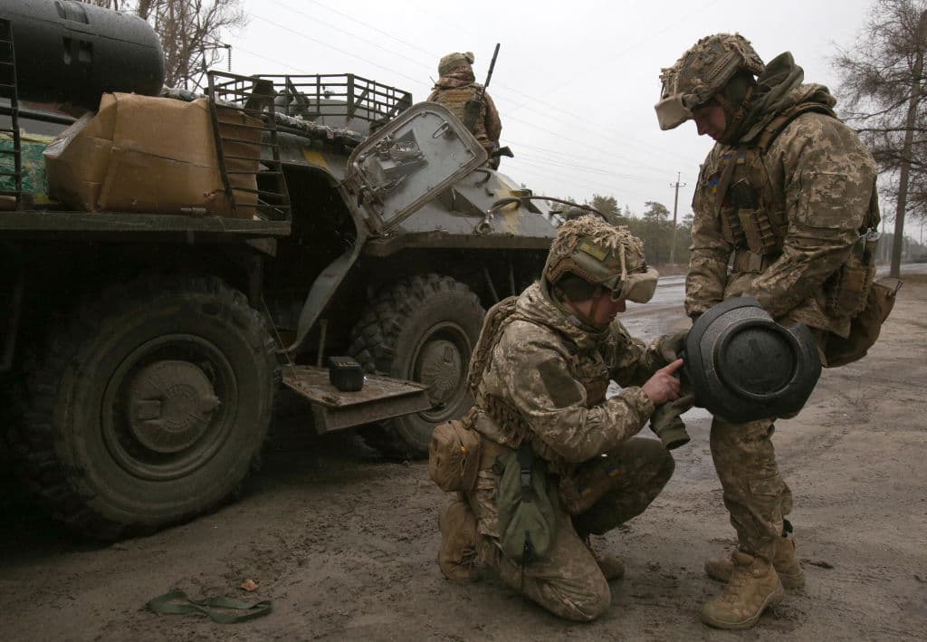 Militares ucranianos preparan un lanzacohetes antitanques en la región de Lugansk.