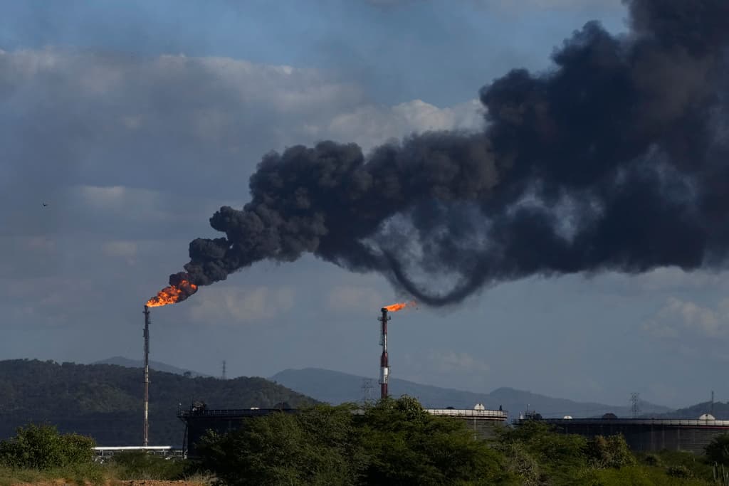 Trump ordena terminar “concesiones petroleras” a Maduro por “demoras” en recibir deportados