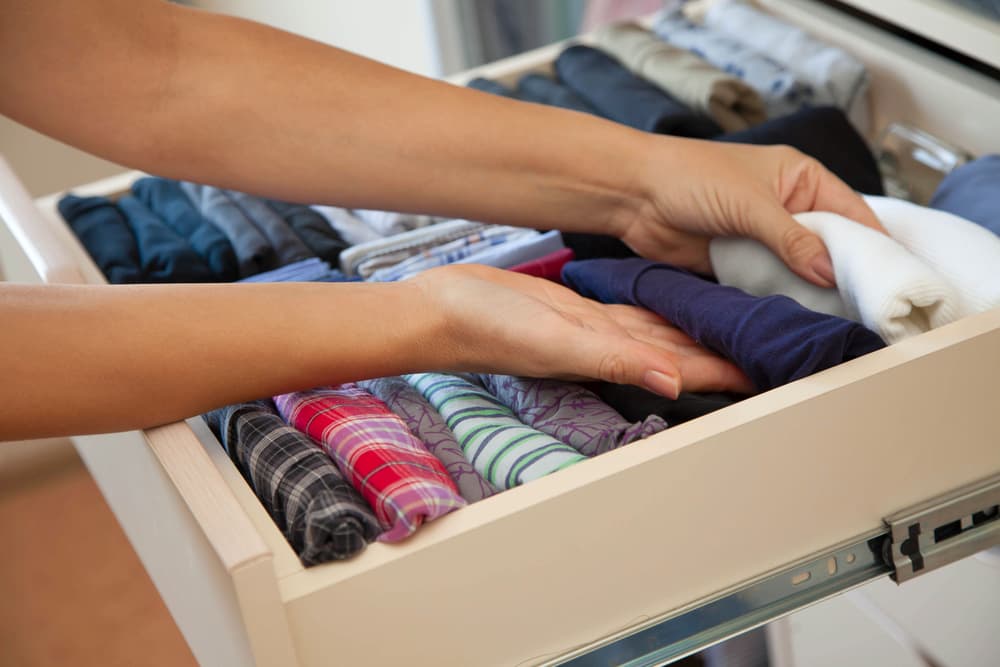 No sólo pueden limpiar cosas que hace tiempo querían ver mejor, sino también, por ejemplo, aplicar técnicas de arreglo de clósets y otros espacios para que su ropa y pertenencias estén bien organizadas, como por colores, temporadas, uso que les dan, etc.