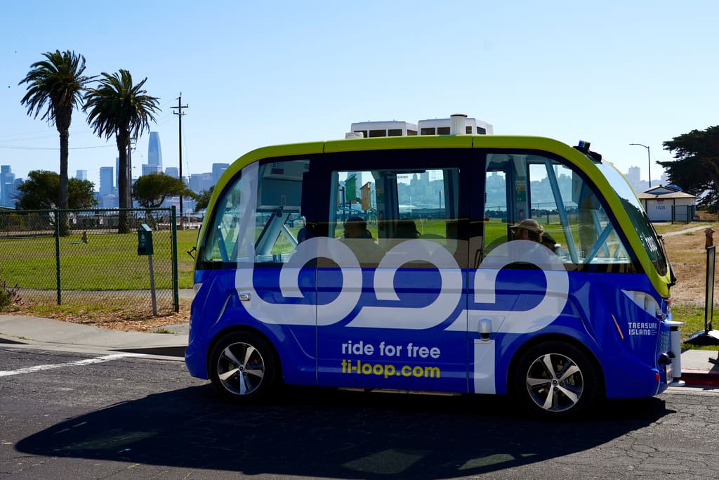El Loop hace siete paradas, conectando barrios residenciales con tiendas y centros comunitarios. Alrededor de 2,000 personas viven en la isla. El vehículo totalmente eléctrico, que no tiene asiento de conductor ni volante, está equipado con un asistente que puede conducir el autobús con un controlador de mano si es necesario.