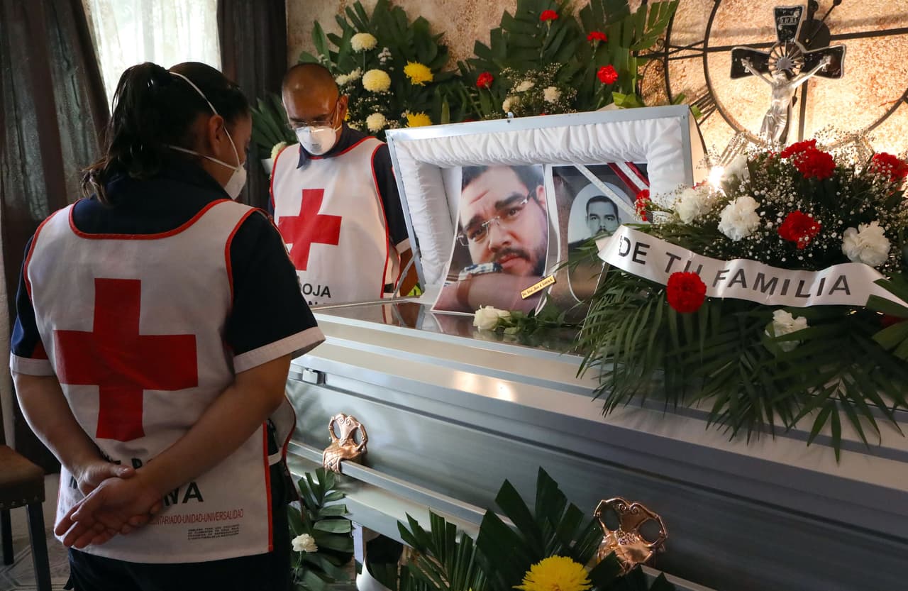 <b>México: 1,320</b> 
<b>trabajadores de la salud muertos por covid-19. </b>El 25 de agosto el Ministerio de Salud de México confirmó 97,632 casos de covid-19 entre los trabajadores de salud. Amnistía reportó la vulnerabilidad al coronavirus del personal de limpieza en los hospitales de ese país, donde muchos son subcontratados y no tienen acceso a equipos de protección. En mayo la organización documentó que uno de estos empleados en edad vulnerable a agravarse por la enfermedad fue transferido a un área sin contagiados de covid-19, pero se le redujo el salario un 16%. En la fotografía el funeral de Juan Andrés García, un enfermero que falleció por el coronavirus en Ciudad Juárez a principios de junio.
