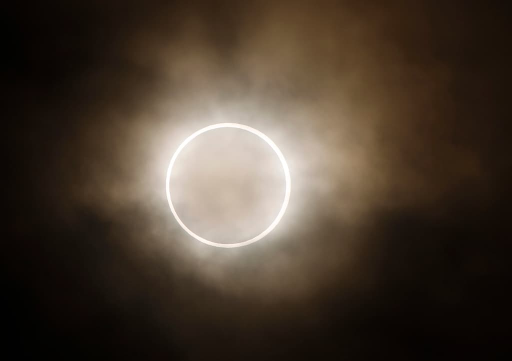 El 
<b>eclipse solar anular, llamado “anillo de fuego”</b>, comenzará a ser visible en Estados Unidos alrededor de las 8:06 a.m., hora del Pacífico, comenzando en Eugene, Oregon y atravesando buena parte del suroeste del país, extendiéndose hasta poco después de la 1:33 p.m., horario central, de acuerdo con la NASA.